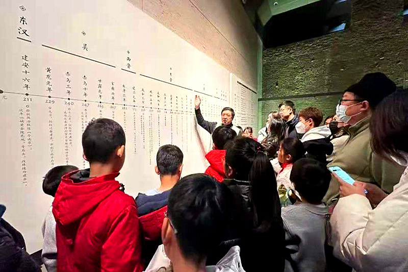 1738576342549520.jpg 江苏省南京市玄武区新街口街道关工委联合组织青少年走进南京六朝博物馆开展历史文化研学活动(2).jpg