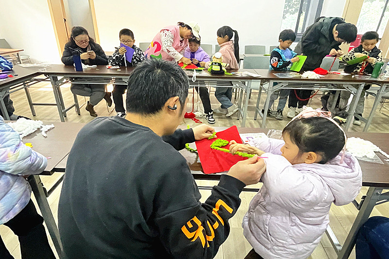 1738576547706859.jpg 江苏省南京市雨花台区赛虹桥街道玻纤院社区关工委开展“缤纷冬日,巧手刺绣”手工制作活动(2).jpg