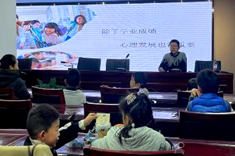 1738635527259084.jpg 江苏省南京市建邺区凤栖苑社区关工委开展“守护童心,筑梦未来”儿童心理关爱讲座活动(1).jpg