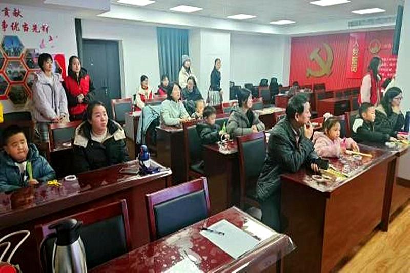 1738672410872885.jpg 江苏省南京市建邺区莫愁湖街道凤栖苑社区关工委组织青少年开展“非遗竹编”活动(1).jpg