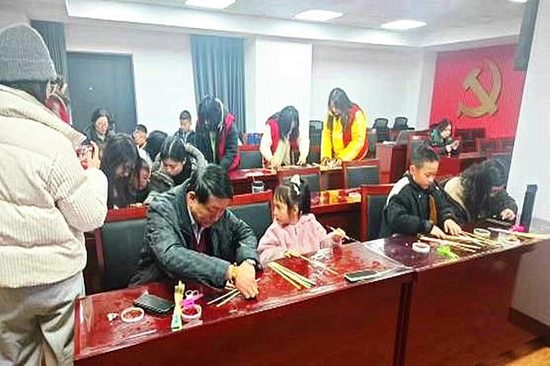 1738672420774537.jpg 江苏省南京市建邺区莫愁湖街道凤栖苑社区关工委组织青少年开展“非遗竹编”活动(2).jpg