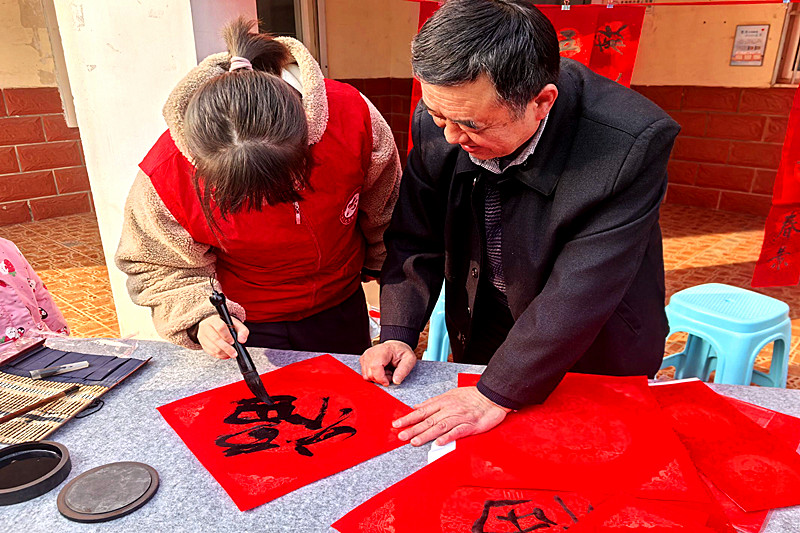 1738906226214303.jpg 江苏省南京市秦淮区光华路街道银龙东苑社区关工委开展“童游东苑,蛇趣融融”主题活动(2).jpg