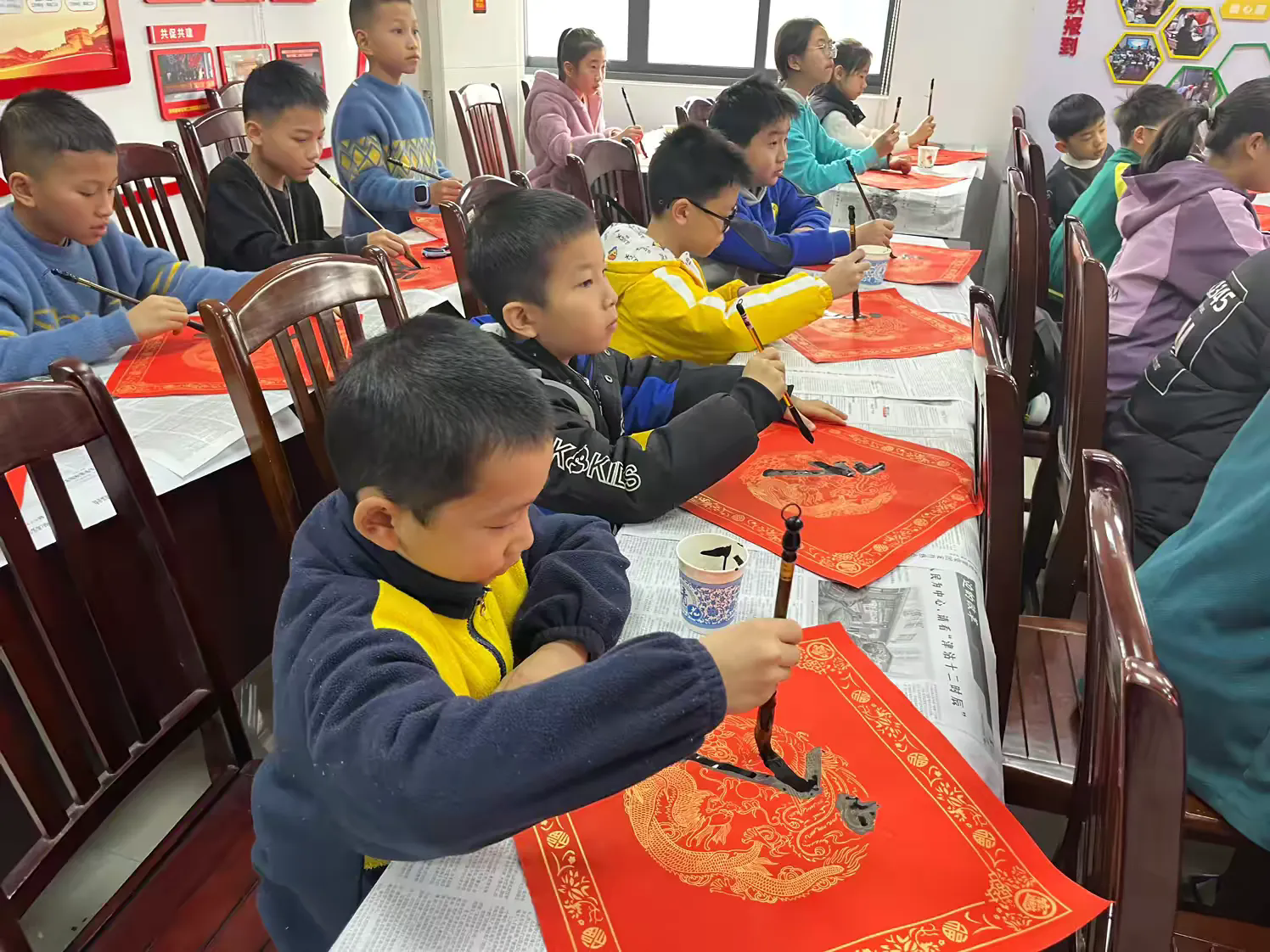1738982503370633.png 1月24日,柳南区鹅山街道板栗园社区关工小组开展一场别开生面的“笔墨浓情写春意 瑞蛇迎新进万家”迎新春写春联活动(韦淑瑜).png