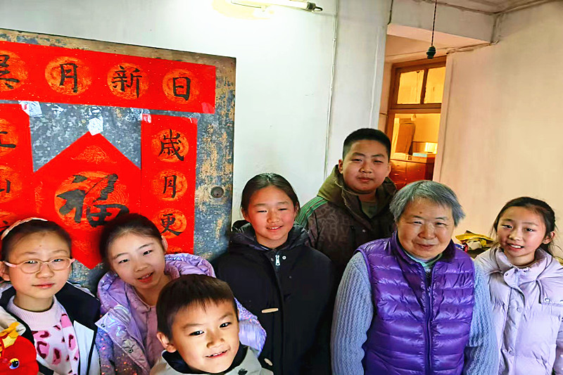 1739061021205667.jpg 江苏省南京市秦淮区致和街社区关工委开展“墨香暖寒冬,福满致和街”迎新春活动(2).jpg