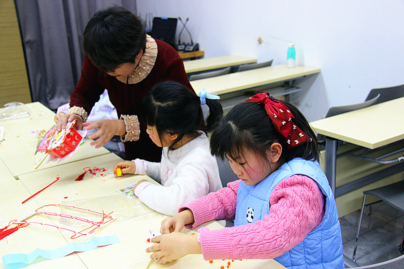 1739112436710740.jpg 梅园新村街道联合组织青少年开展“红梅军魂,共绘元宵”DIY手工制作活动 (04).jpg