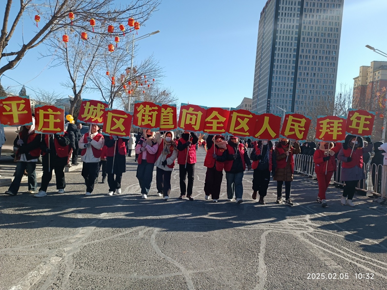 元宝山区平庄城区街道星海社区关工委“五老”参加全区秧歌竞赛活动照片3_副本.jpg