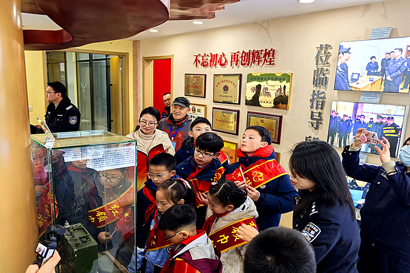 1739159075660807.jpg 江苏省南京市玄武区新街口街道大石桥社区关工委联合开展青少年警营体验活动(2).jpg