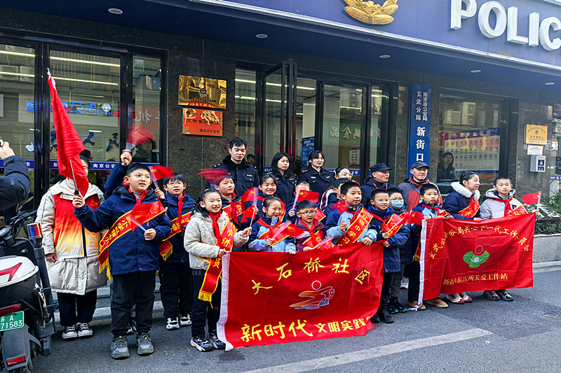 1739159084411257.jpg 江苏省南京市玄武区新街口街道大石桥社区关工委联合开展青少年警营体验活动(3).jpg