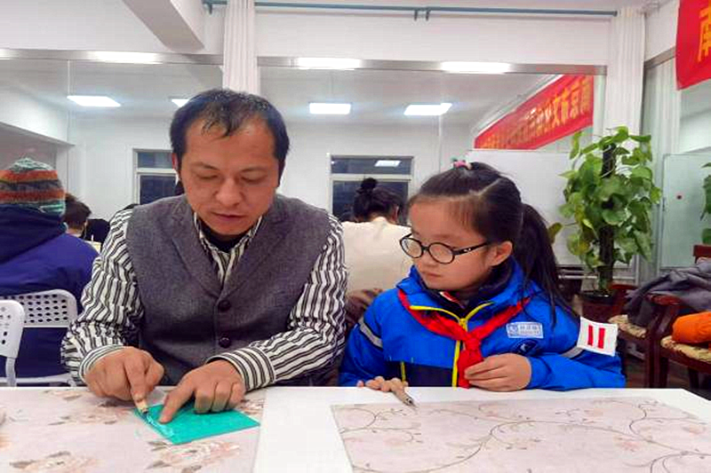 1739159245894715.png 江苏省南京市玄武外国语学校附属小学二(1)班读书小组开展“探索非遗魅力,制作蛇年版画”寻访活动(1).png