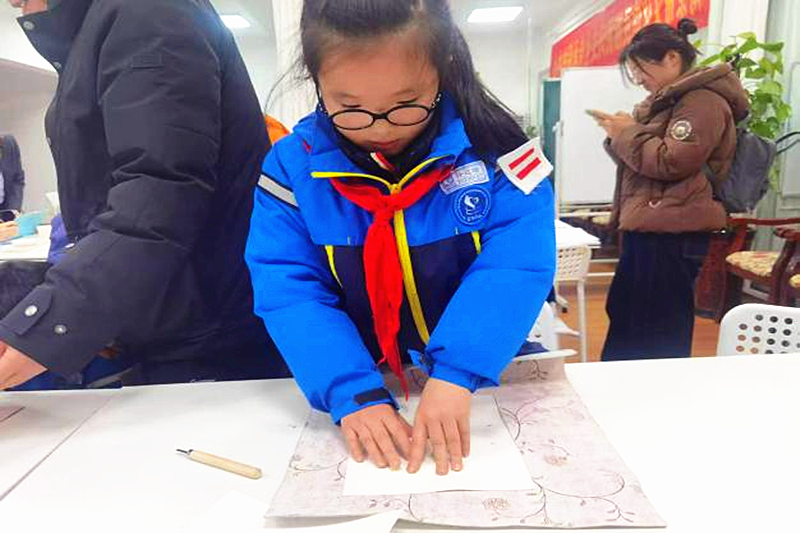 1739159265139690.png 江苏省南京市玄武外国语学校附属小学二(1)班读书小组开展“探索非遗魅力,制作蛇年版画”寻访活动(3).png