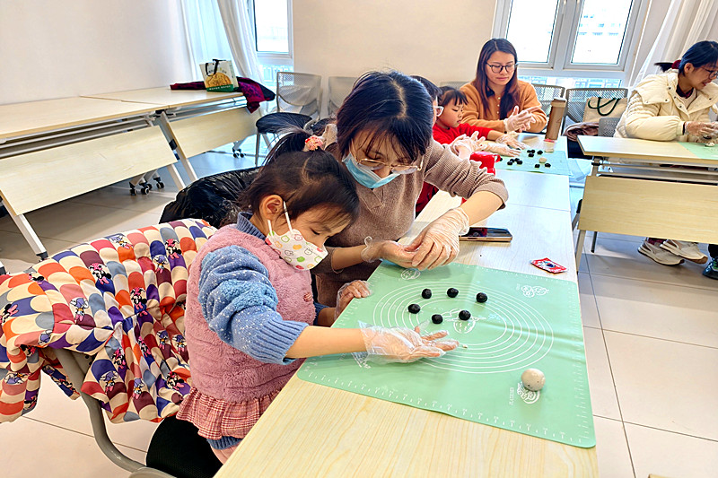 1739201852215961.jpg 江苏省南京市江北新区顶山街道吉庆社区关工委开展“蛇年纳吉,喜闹元宵”活动(1).jpg