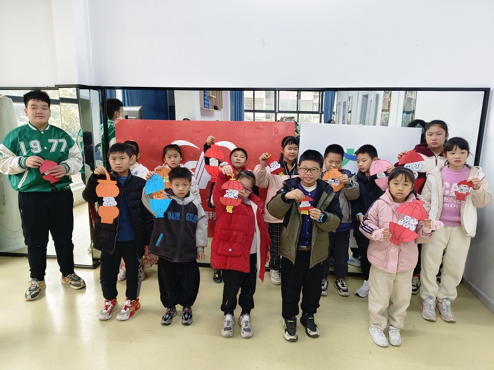 1739267753176598.jpg 5、活动结束青少年们手持作品合影留念1.jpg