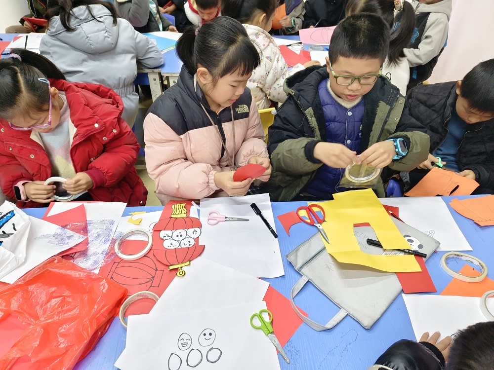 1739267759513453.jpg 4、青少年们互相帮助1.jpg