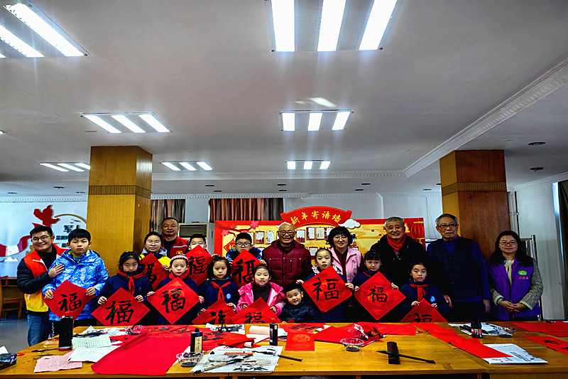 江苏省南京市六合区雄州街道凤凰社区关工委开展“新春送福”活动(3).jpg