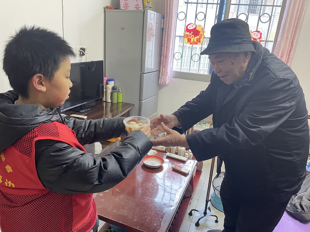 1739348458798653.jpg 红领巾志愿者为孤寡老人上门送汤圆1.jpg
