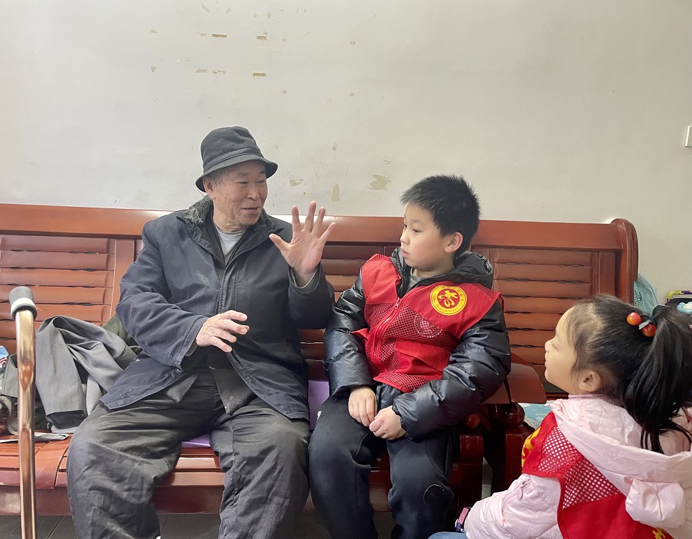 1739348465582699.jpg 老人与红领巾志愿者亲切交谈1.jpg