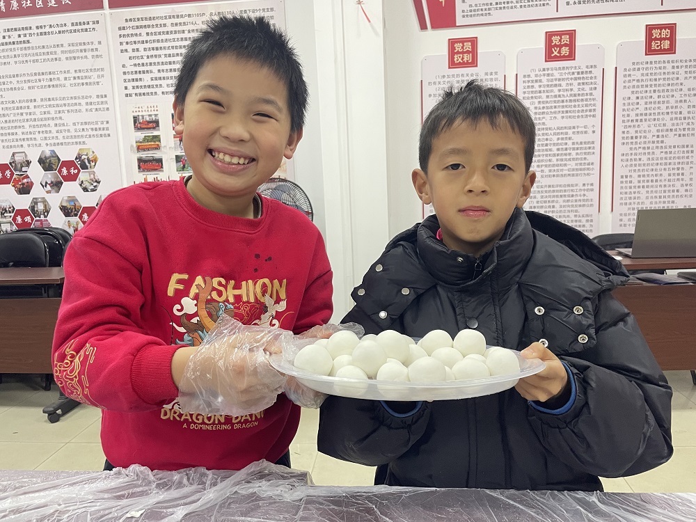 1739348471581506.jpg 青少年开心合影1.jpg