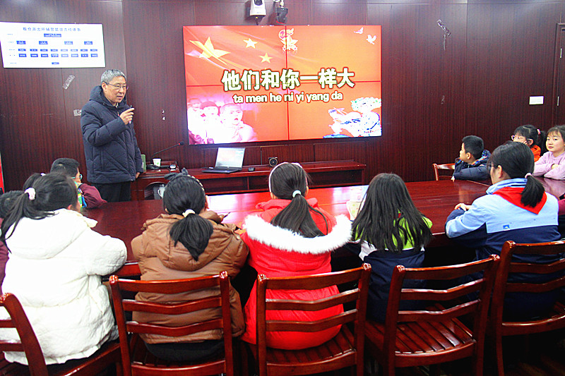 1739354087304138.jpg 2江苏省南京市玄武区关工委“大思政”新春第一课走进社区讲述抗日小英雄故事 (2).jpg
