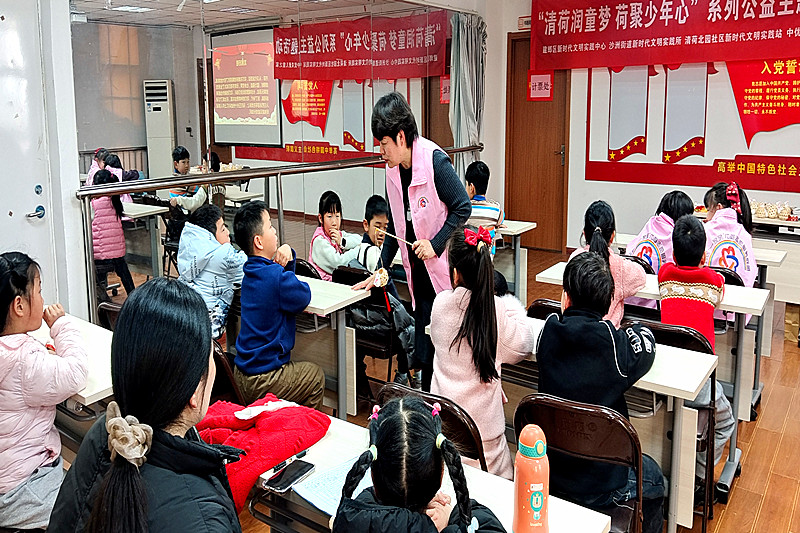 1739372360247596.jpg 南京市建邺区沙洲街道清荷北园社区开展“花灯耀元宵,少年展风采” 元宵主题活动(3).jpg