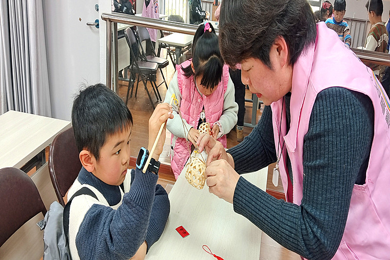 1739372367759006.jpg 南京市建邺区沙洲街道清荷北园社区开展“花灯耀元宵,少年展风采” 元宵主题活动(4).jpg