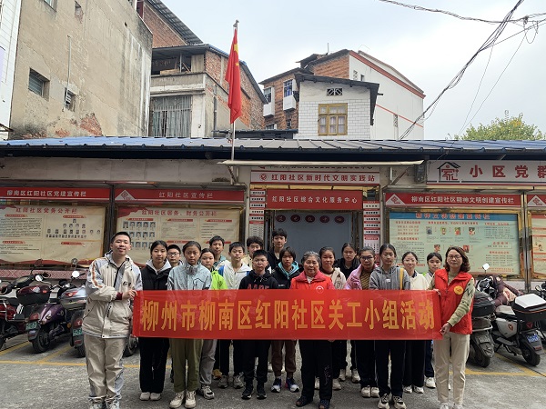 1739415769377562.jpg 关工小组成员、“五老”志愿者罗在花与参加活动学生合影.JPG
