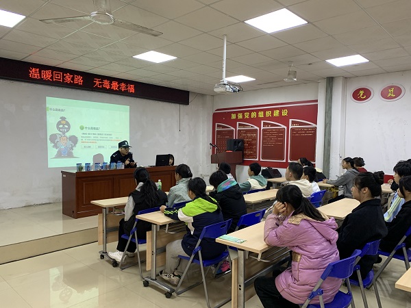 1739415784817739.jpg 柳石派出所张二伟警官通过PPT与大家分享禁毒知识.JPG