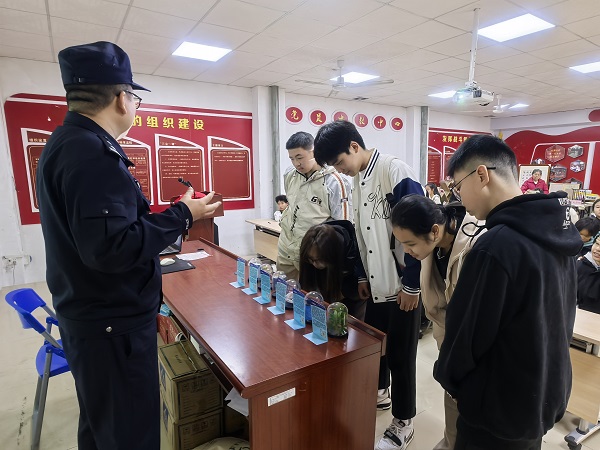 1739415804758446.jpg 张二伟警官通过各类型毒品模型向中学生传播禁毒知识.jpg