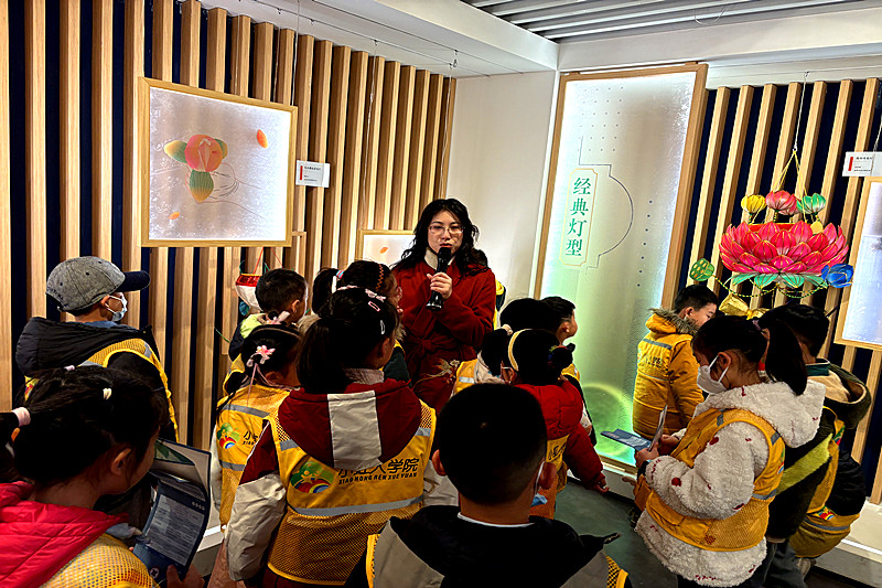 1739435581536671.jpg 江苏省南京市雨花台区赛虹桥街道长虹路社区关工委开展“寻非遗,观灯彩”研学活动(1).jpg