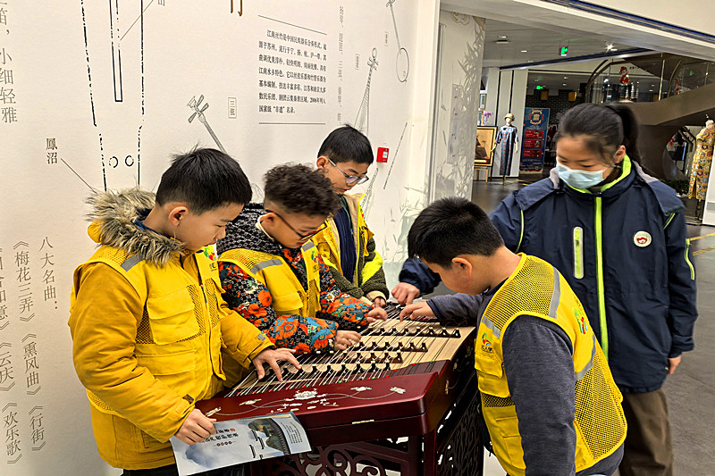 1739435590387693.jpg 江苏省南京市雨花台区赛虹桥街道长虹路社区关工委开展“寻非遗,观灯彩”研学活动(2).jpg