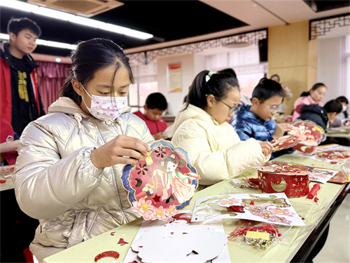 “巧手做花灯 幸福闹元宵”邻里手工赛 (1).jpg
