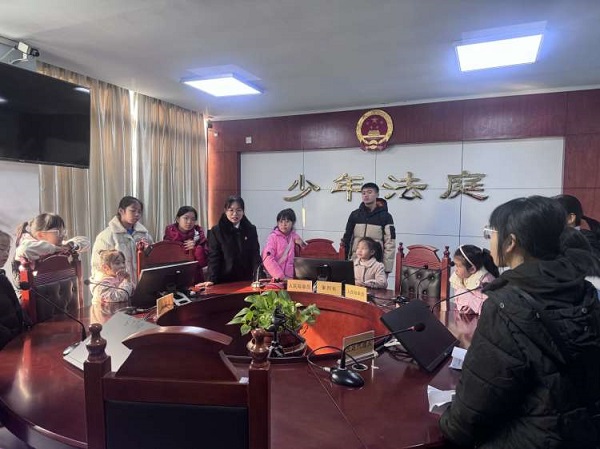 1739592379705605.jpg 1月20日,柳南区南环街道南苑社区青少年校外学习站开展“参观法院文化、播撒法治希望”普法宣传活动1(曾德兴).jpg