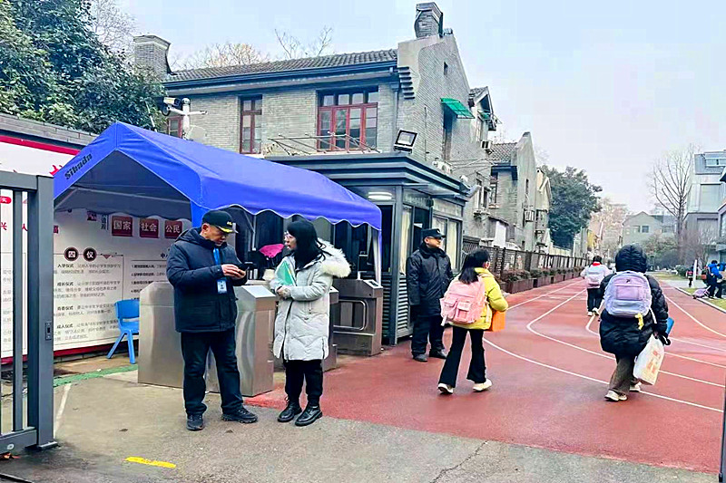 1739669215533979.jpg 玄武区梅园新村派出所关工站积极组织“五老”志愿者开展护学岗活动 (1).jpg