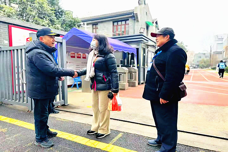 1739669223802846.jpg 玄武区梅园新村派出所关工站积极组织“五老”志愿者开展护学岗活动 (2).jpg