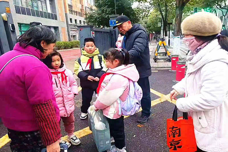 1739669240550388.jpg 玄武区梅园新村派出所关工站积极组织“五老”志愿者开展护学岗活动 (4).jpg
