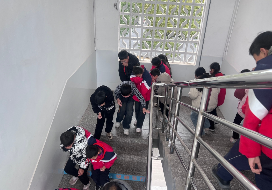 1739753045165196.jpg 观巢镇中心小学消防演练1.jpg
