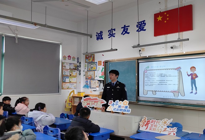 1739759902522037.jpg 江陵街道江兴社区法治进校园 普法护成长2.jpg