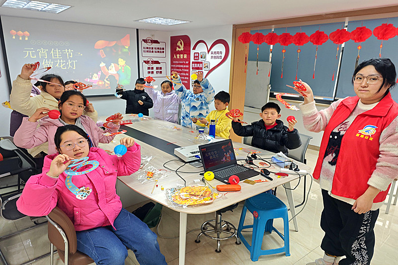 1739967171859163.jpg 江苏省南京市秦淮区月牙湖街道富康社区关工委开展“欢乐猜灯谜,巧手做花灯”活动(3).jpg