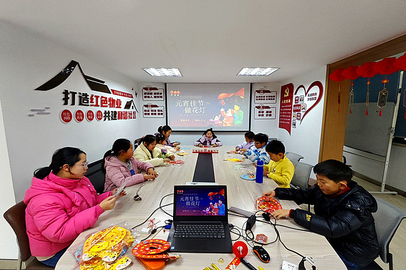 1740029416769630.jpg 江苏省南京市秦淮区月牙湖街道富康社区关工委开展“欢乐猜灯谜,巧手做花灯”活动(1).jpg