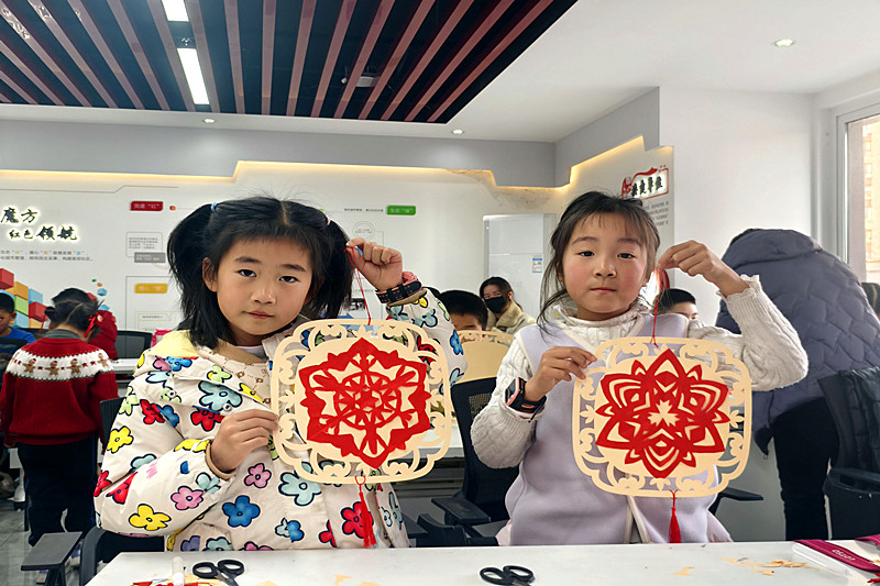 1740036244908937.jpg 江苏省南京市雨花台区高家库社区关工委开展“寻年味乐赏春俗,享年趣游戏缤纷”青少年冬令营暨迎春节活动(2).jpg