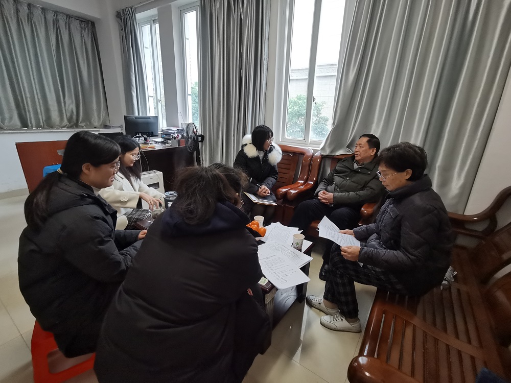 1740101517442480.jpg 区关工委领导与团区委书记韦兰红进行工作交流1.jpg