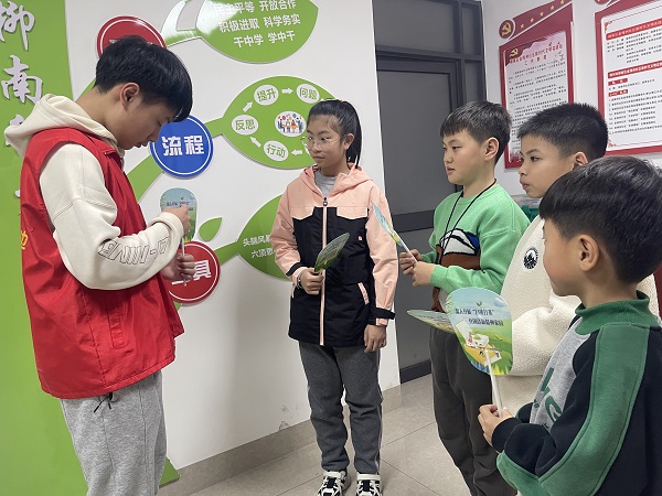 1740109974353072.jpg 2025年1月23日,金绿洲社区新时代文明实践站、关工小组开展“扫黄打非”净环境,“护苗行动”伴成长宣传教育活动。.jpg
