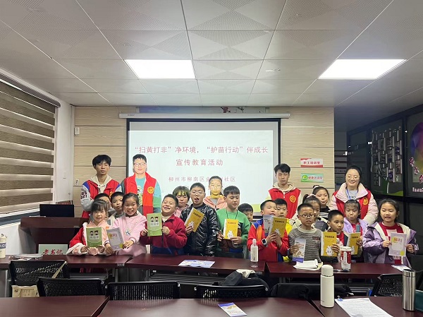 1740110010219617.jpg 2025年1月23日,金绿洲社区新时代文明实践站、关工小组开展“扫黄打非”净环境,“护苗行动”伴成长宣传教育活动。3.jpg