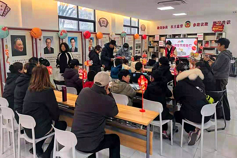 1740273495260962.jpg 江苏省南京市玄武区孝陵卫街道钟灵街社区开展“元宵佳节暖意浓,鱼灯制作迎团圆”活动(1).jpg