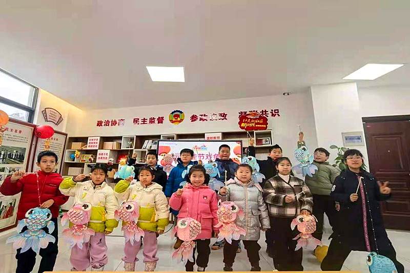 1740273517563956.jpg 江苏省南京市玄武区孝陵卫街道钟灵街社区开展“元宵佳节暖意浓,鱼灯制作迎团圆”活动(3).jpg