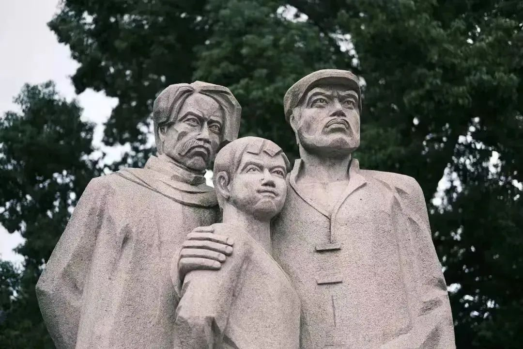 1740275496893110.png 后塍学勤广场上的雕塑.png