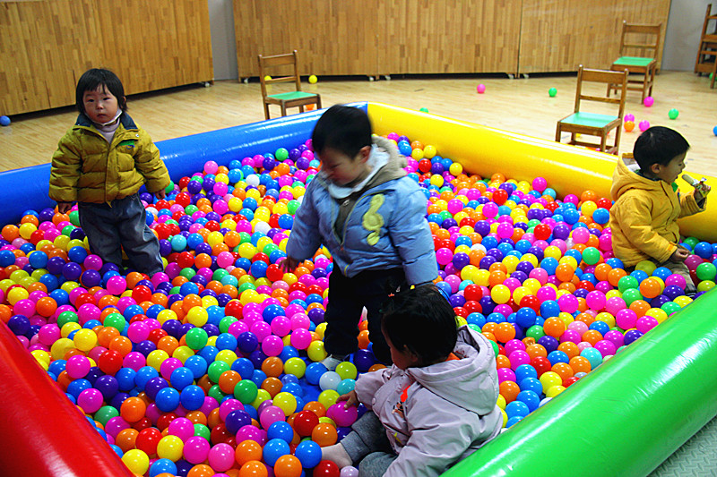 1740325328215473.jpg 玄武湖街道关工委联合幼儿园开展“0到3岁”亲子活动,共筑温馨童年(5).jpg