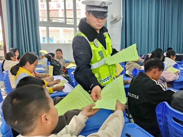 1740359263396414.jpg 发放交通安全宣传单_副本.jpg