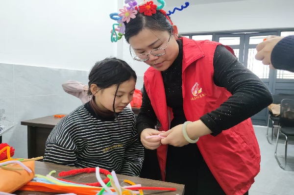 震泽镇桃花庄村传承非遗之美 感受簪花之趣.jpg