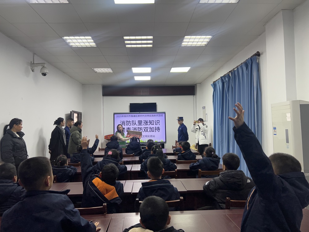 1740477108515480.jpg 图为禁毒社工开展禁毒知识问答1.jpg