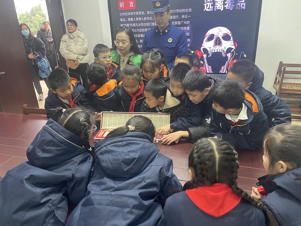 1740477115313972.jpg 图为小朋友们观察毒品仿真模型1.jpg